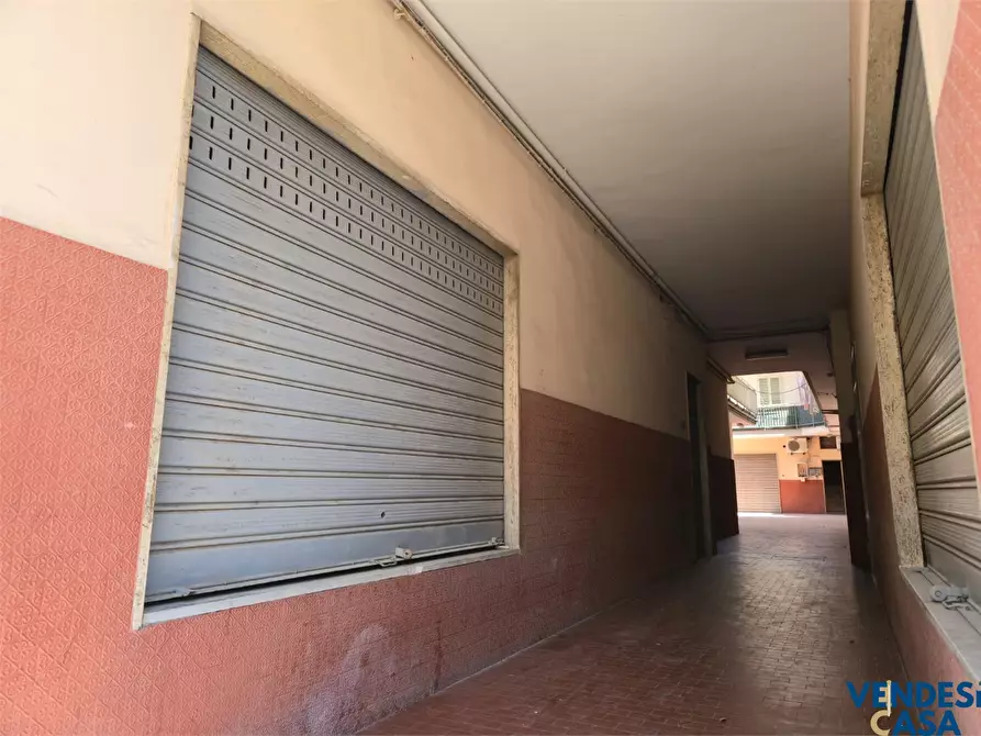 Immagine 3 di Negozio in vendita  74 a Capurso