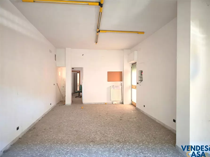 Immagine 7 di Negozio in vendita  74 a Capurso