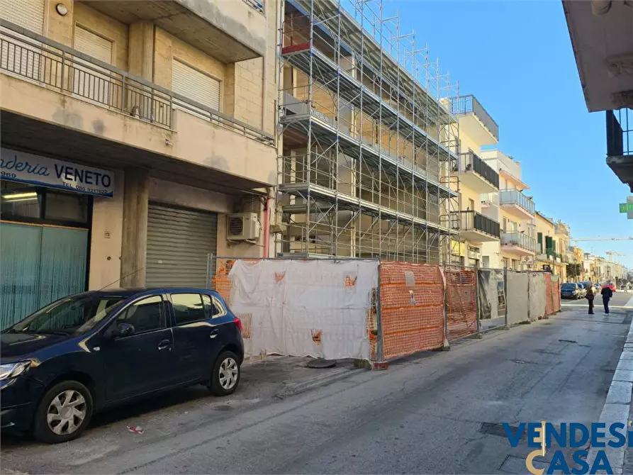 Immagine 2 di Negozio in vendita  180 a Adelfia