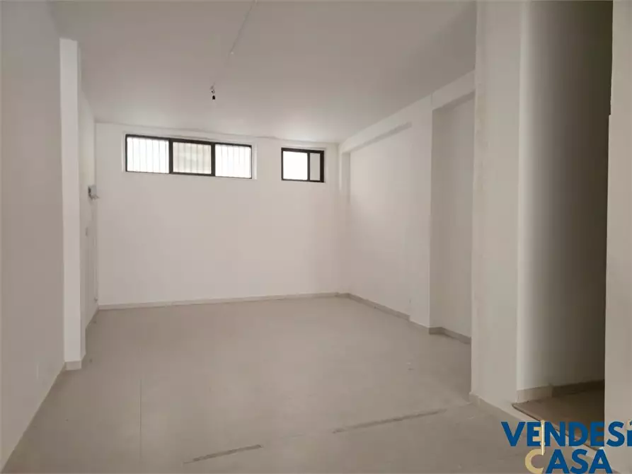 Immagine 4 di Negozio in vendita  180 a Adelfia