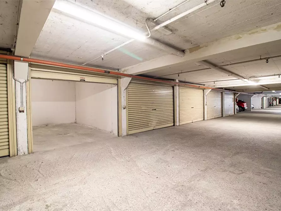 Immagine 4 di Garage in affitto  a Lecco