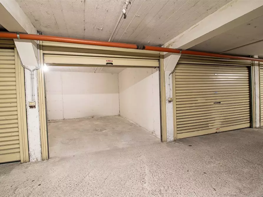 Immagine 3 di Garage in affitto  a Lecco