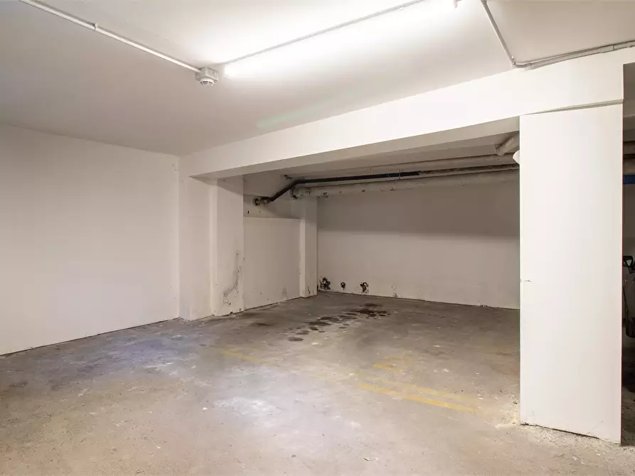 Immagine 1 di Garage in affitto  a Lecco