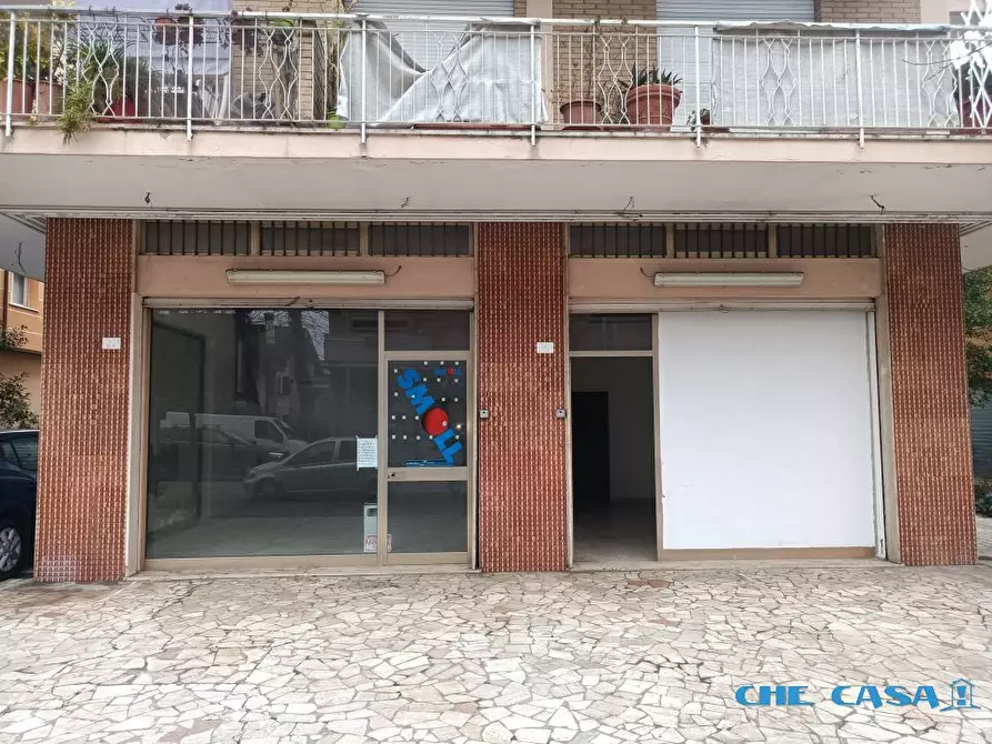 Immagine 1 di Negozio in vendita  a Rimini