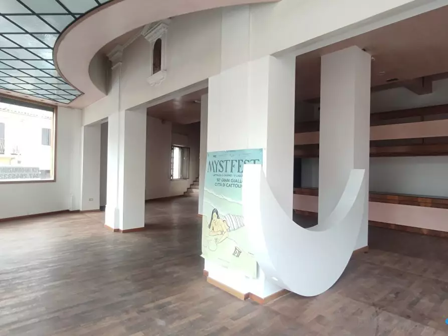 Immagine 1 di Negozio in vendita  a Cattolica