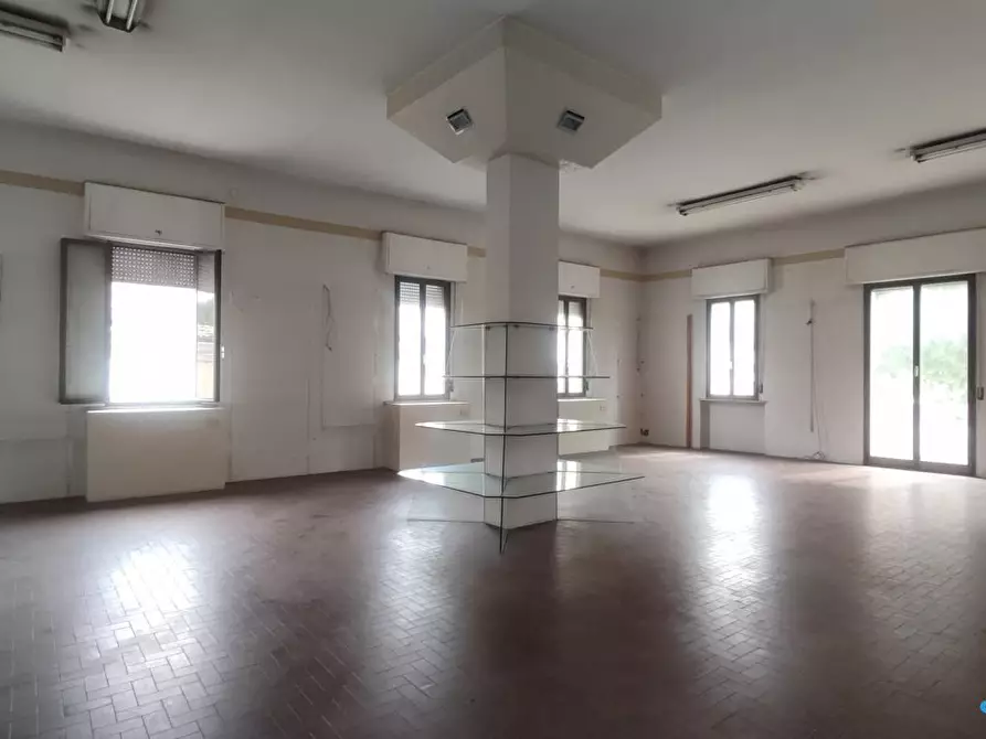 Immagine 7 di Negozio in vendita  a Cattolica