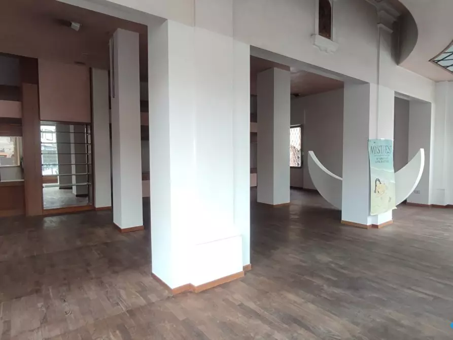 Immagine 2 di Negozio in vendita  a Cattolica