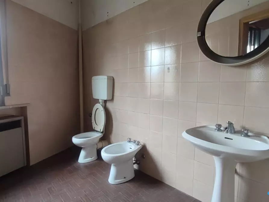 Immagine 9 di Negozio in vendita  a Cattolica