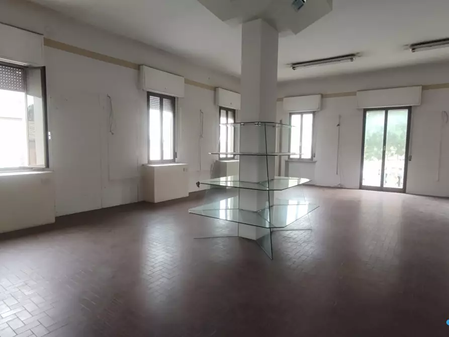 Immagine 8 di Negozio in vendita  a Cattolica