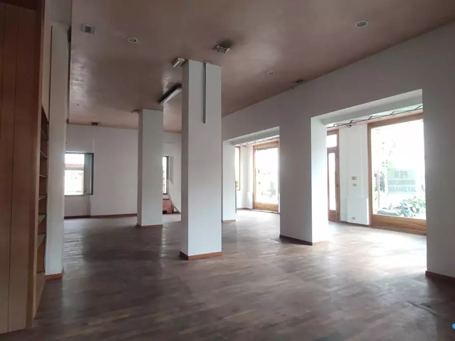 Immagine 3 di Negozio in vendita  a Cattolica