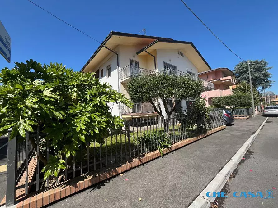 Immagine 1 di Villa in vendita  a Riccione