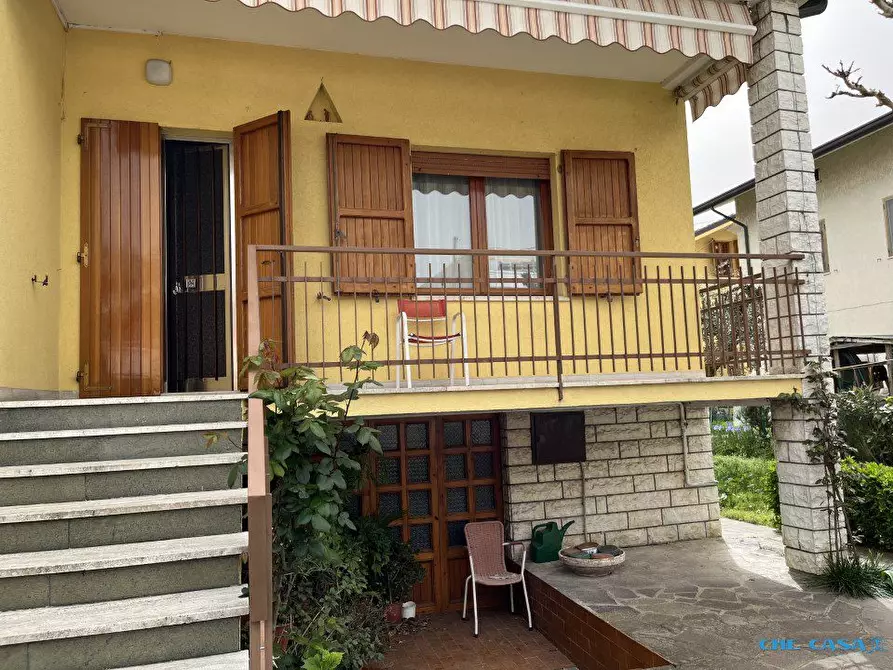 Immagine 1 di Villa in vendita  a Riccione