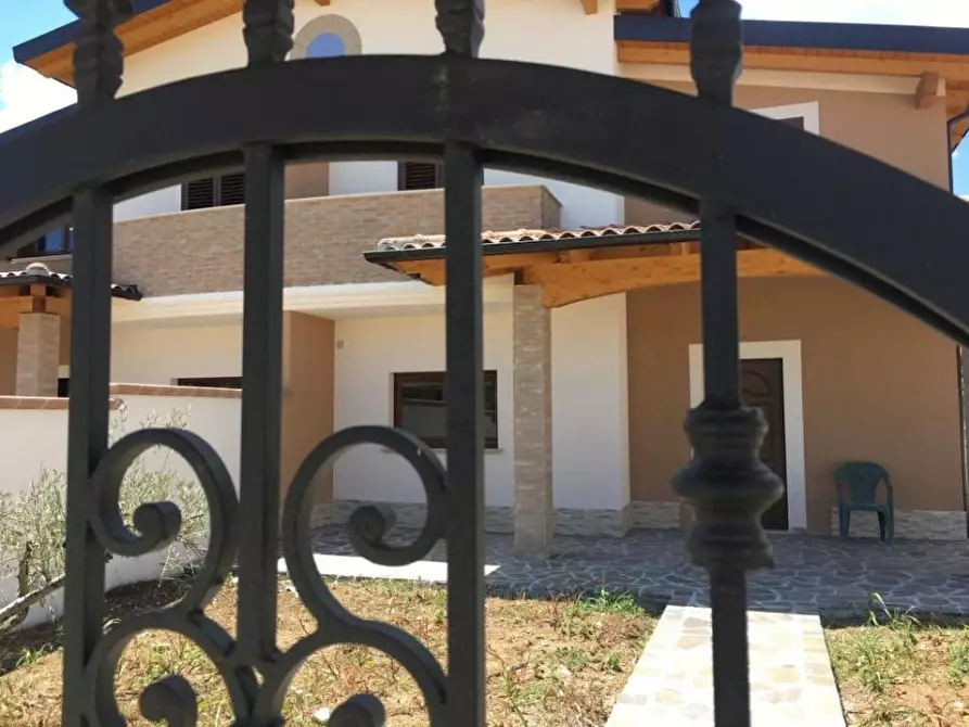 Immagine 3 di Villa in vendita  a Rosciano