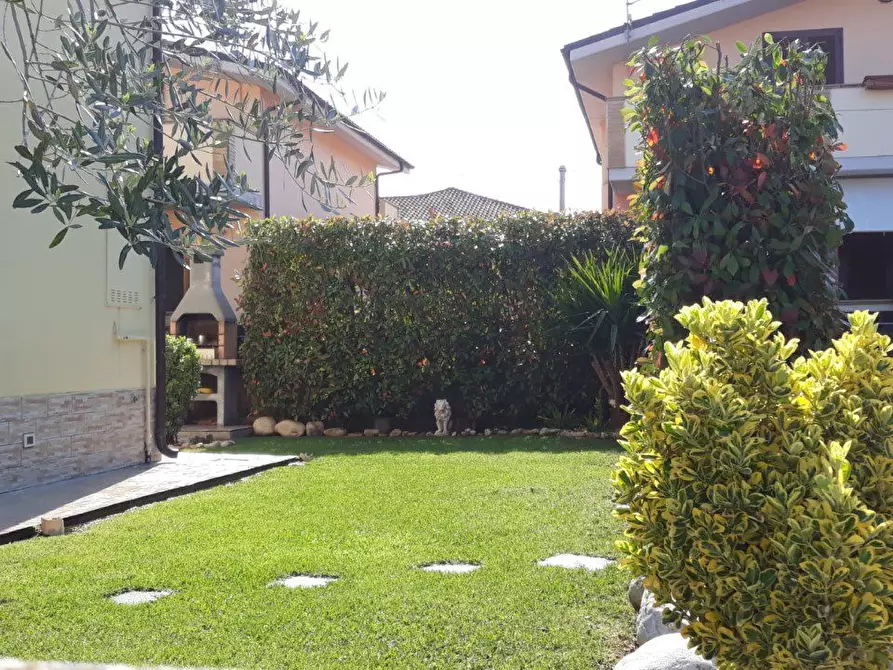Immagine 4 di Villa in vendita  a Rosciano