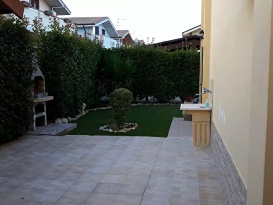 Immagine 7 di Villa in vendita  a Rosciano