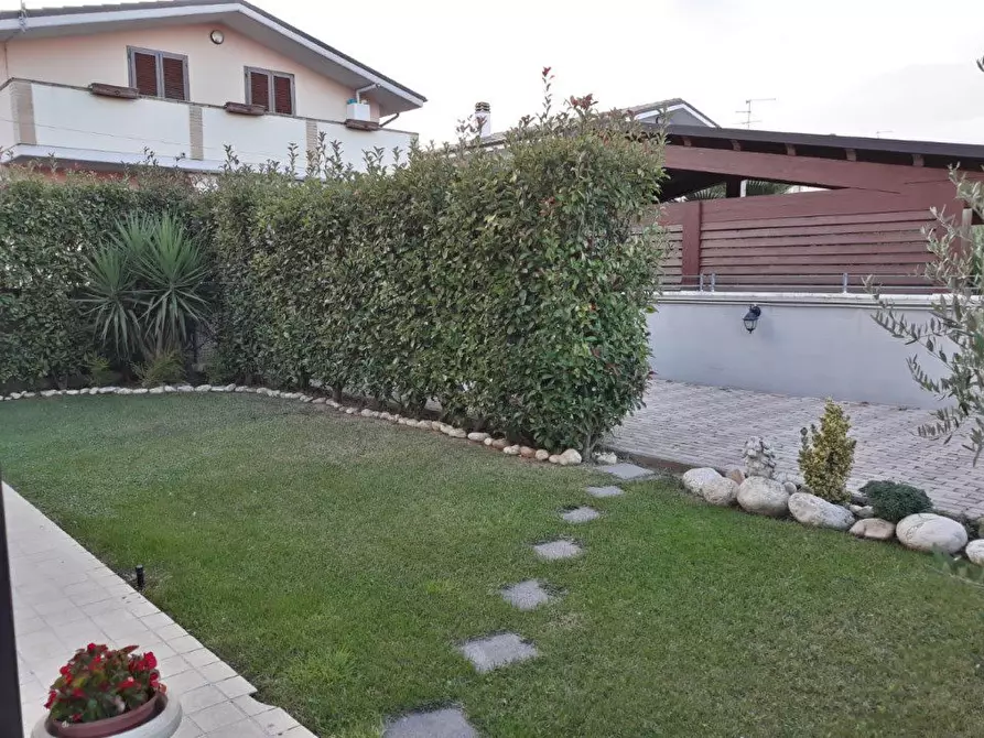 Immagine 10 di Villa in vendita  a Rosciano