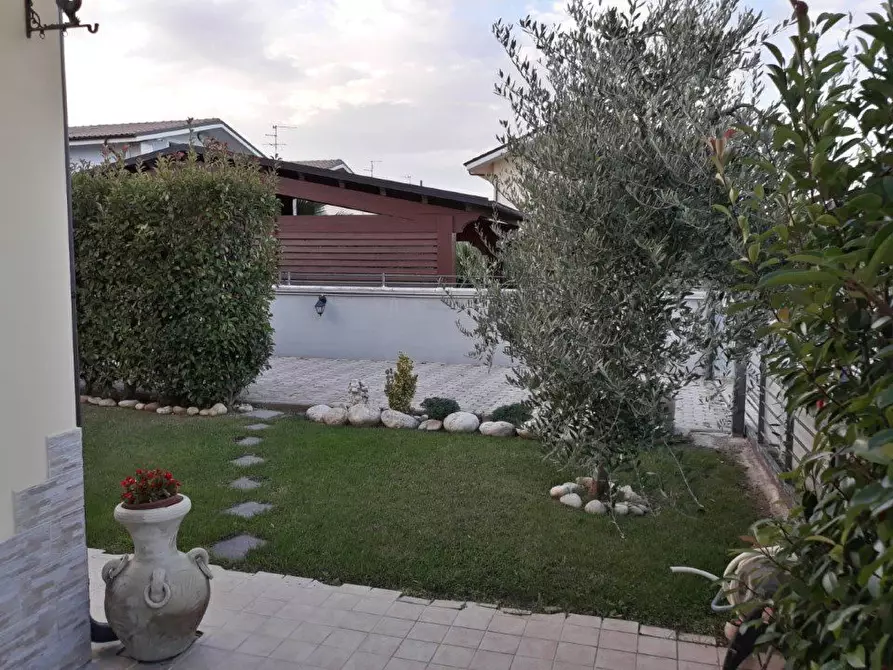Immagine 9 di Villa in vendita  a Rosciano