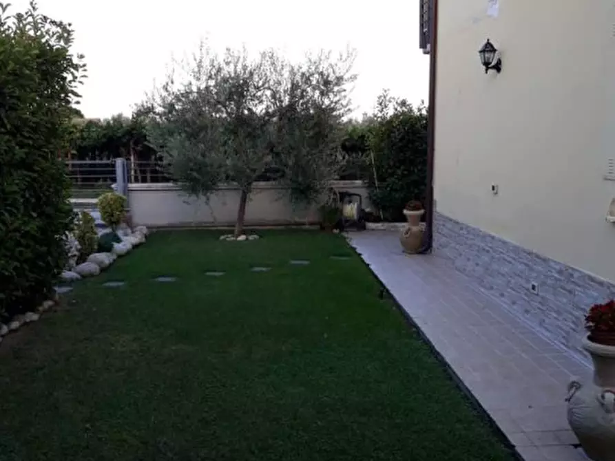 Immagine 5 di Villa in vendita  a Rosciano