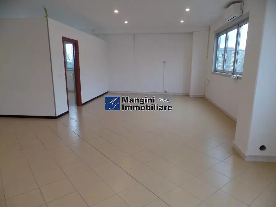 Immagine 7 di Magazzino in vendita  a Livorno