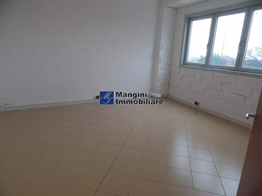 Immagine 8 di Magazzino in vendita  a Livorno
