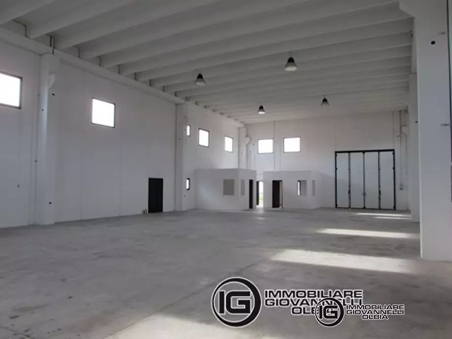 Immagine 4 di Capannone industriale in vendita  a Olbia