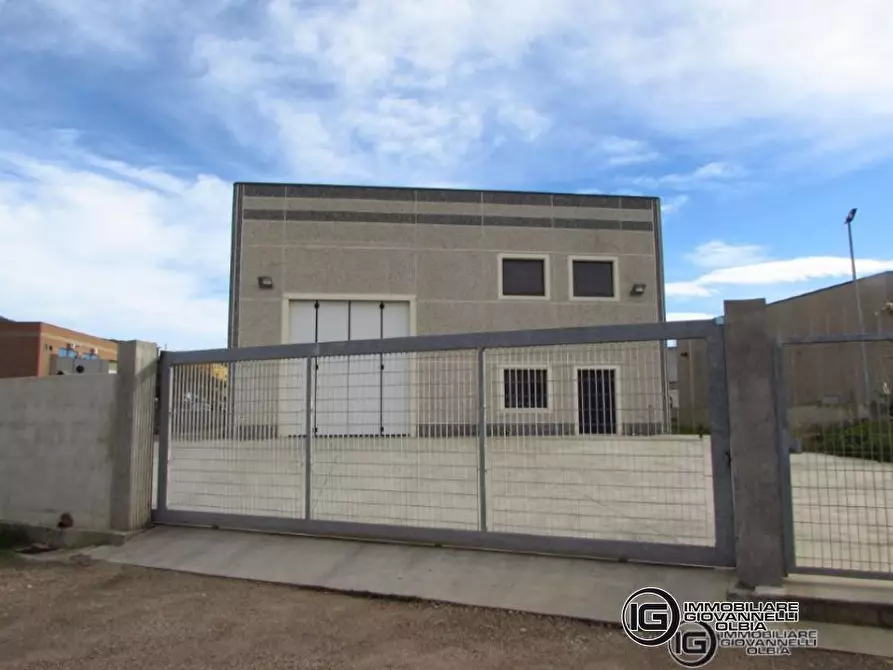 Immagine 2 di Capannone industriale in vendita  a Olbia