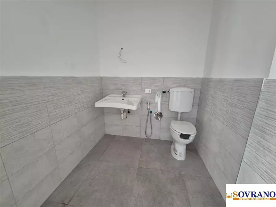 Immagine 10 di Negozio in affitto  a Palermo