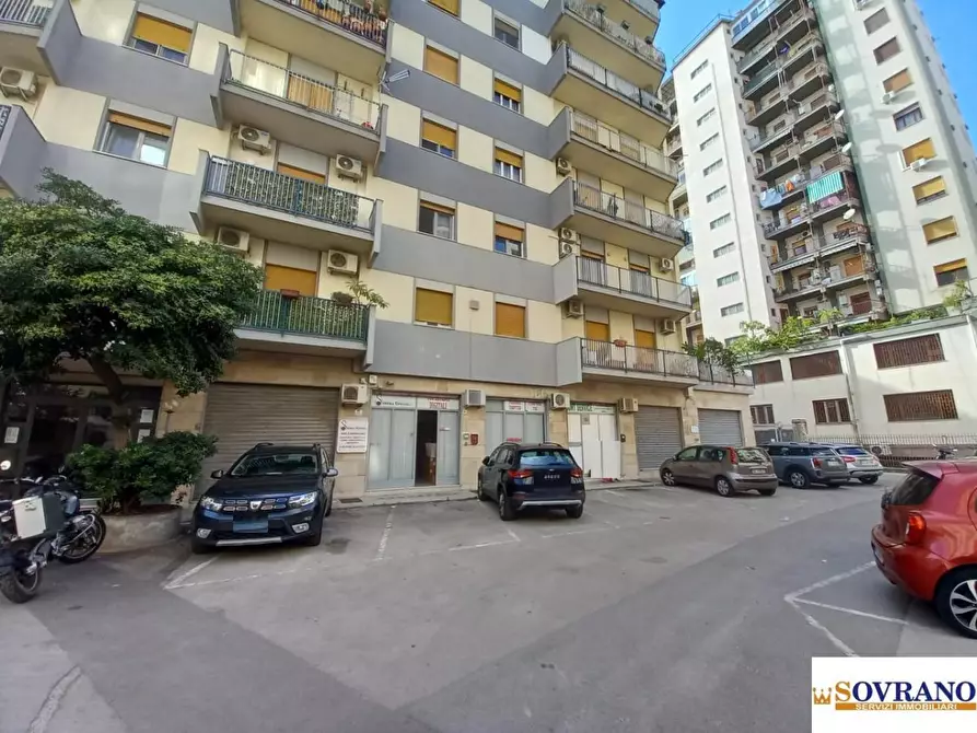 Immagine 3 di Negozio in vendita  21-23-25 a Palermo