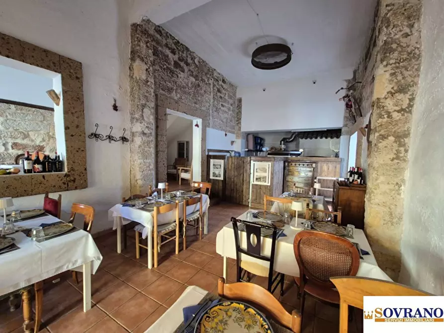 Immagine 4 di Negozio in vendita  a Capaci