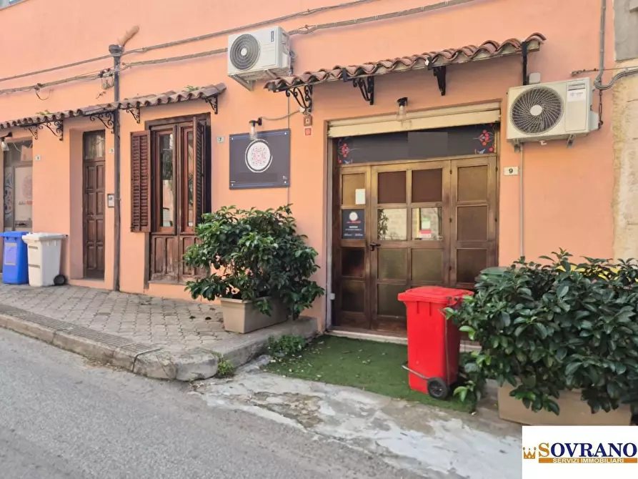 Immagine 1 di Negozio in vendita  a Capaci