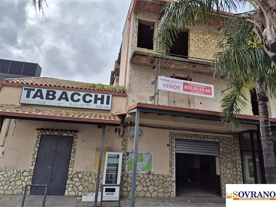 Immagine 1 di Negozio in vendita  a Carini
