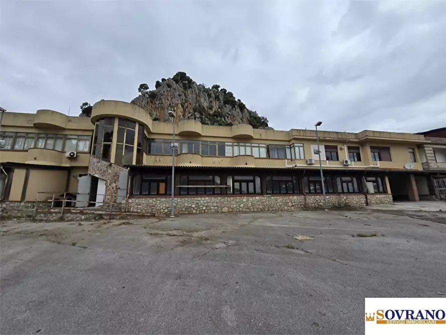Immagine 2 di Negozio in vendita  a Monreale