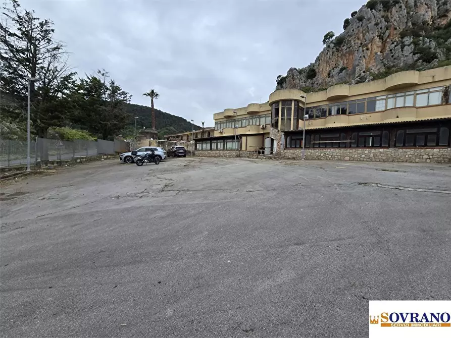 Immagine 1 di Negozio in vendita  a Monreale