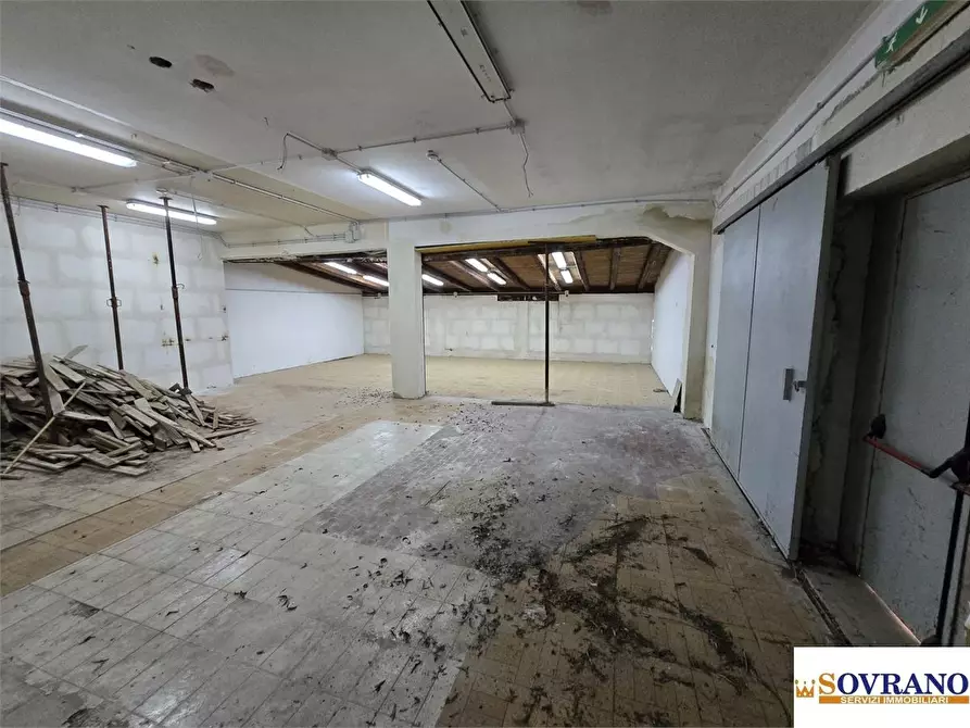 Immagine 10 di Negozio in vendita  a Monreale