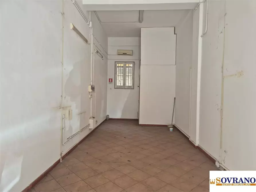 Immagine 8 di Negozio in vendita  a Palermo
