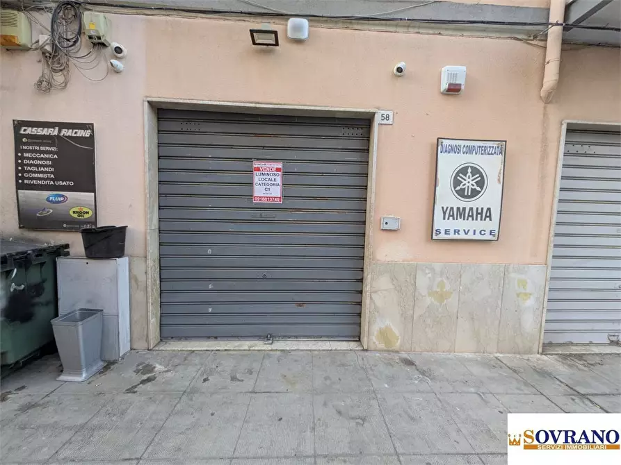 Immagine 1 di Negozio in vendita  a Palermo