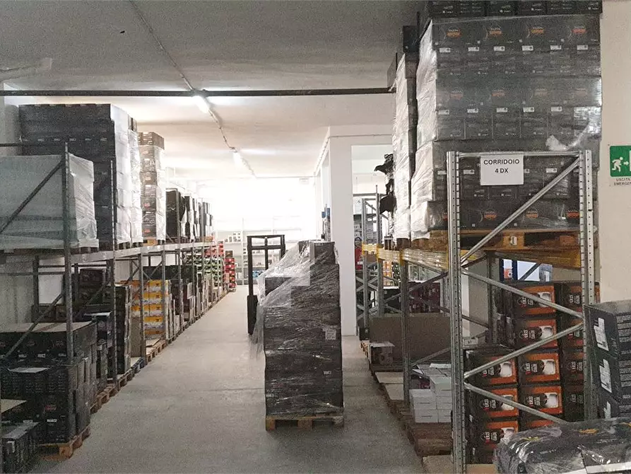 Immagine 10 di Magazzino in vendita  a Palermo