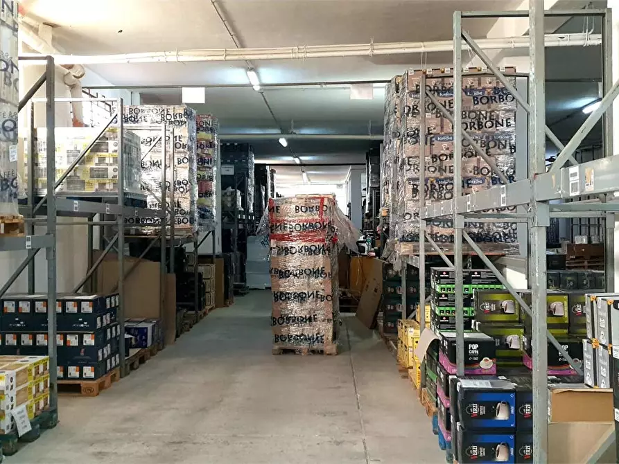 Immagine 7 di Magazzino in vendita  a Palermo