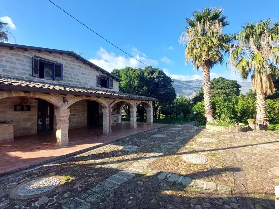 Immagine 2 di Villa in vendita  a Carini