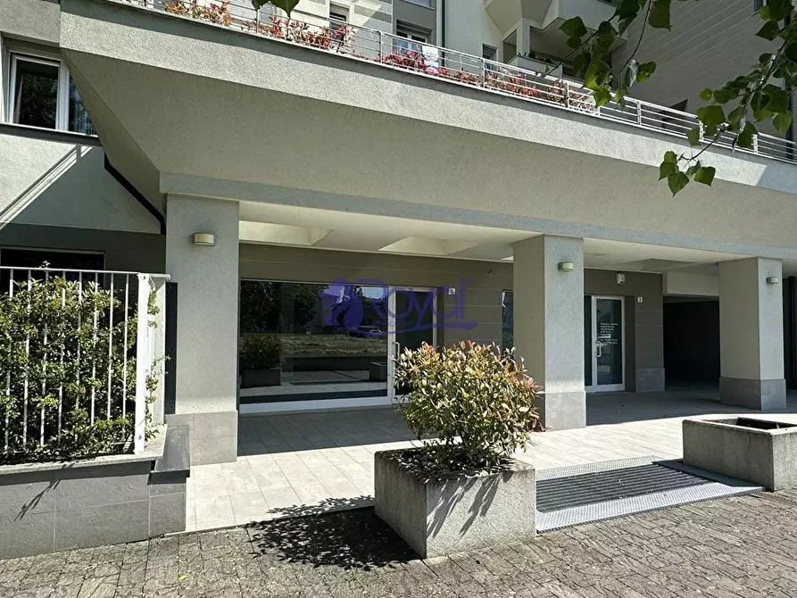 Immagine 1 di Negozio in vendita  a Canegrate
