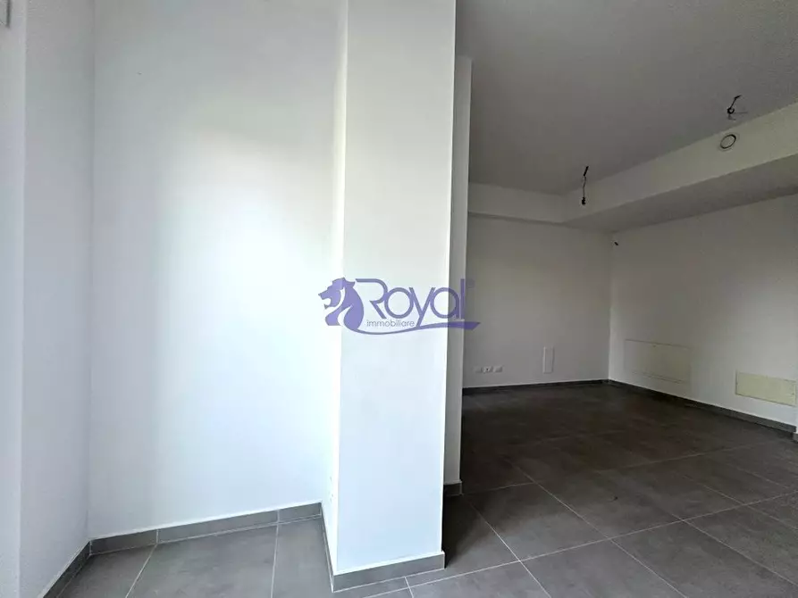 Immagine 10 di Negozio in vendita  a Canegrate