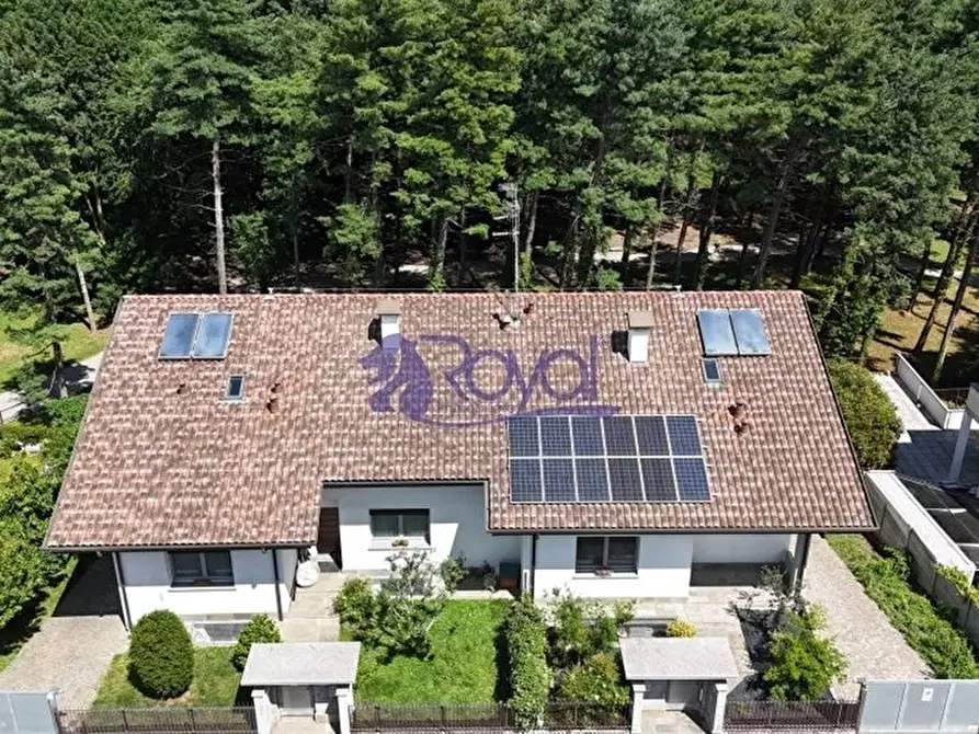Immagine 1 di Villa in vendita  a Legnano