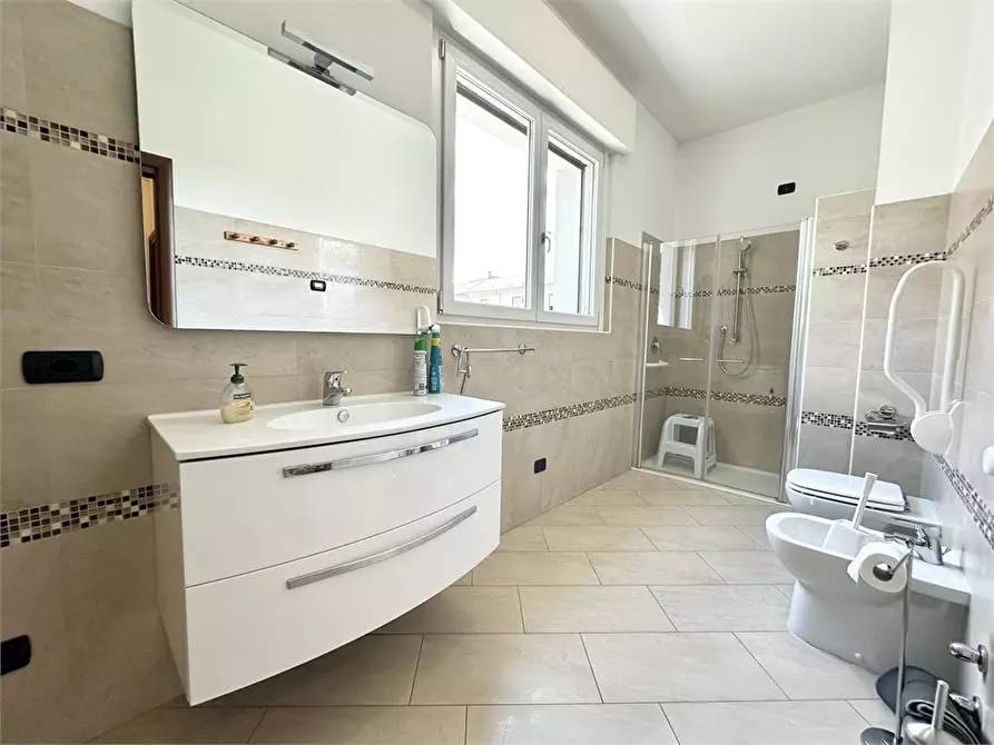 Immagine 8 di Villa in vendita  a Legnano
