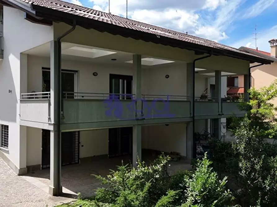 Immagine 3 di Villa in vendita  a Legnano