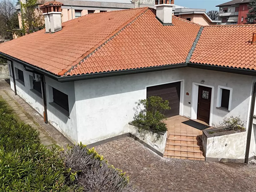 Immagine 1 di Villa in vendita  a Parabiago