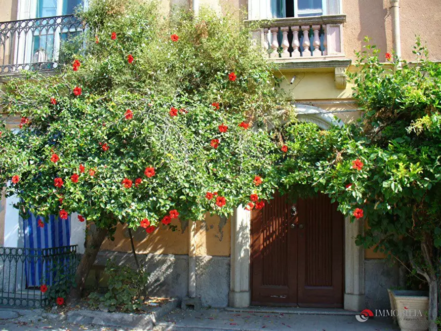 Immagine 1 di Palazzo in vendita  a Bova Marina