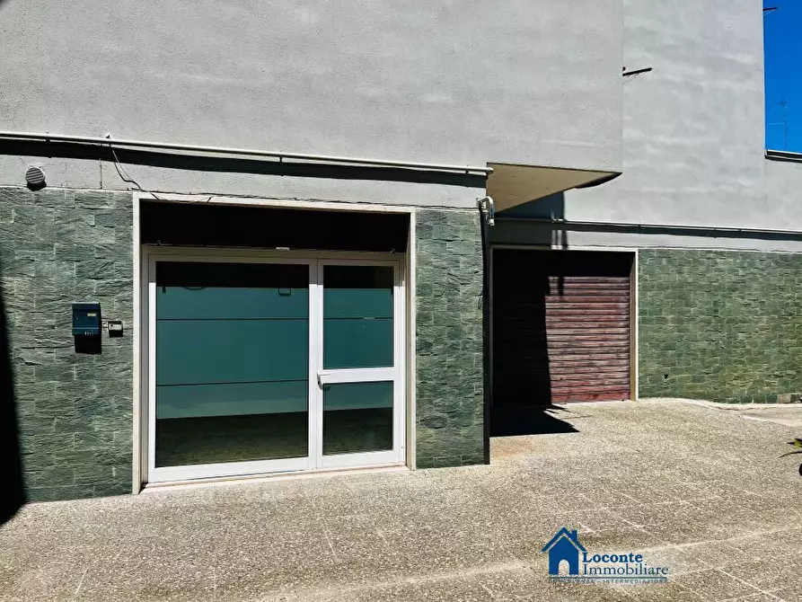 Immagine 8 di Negozio in vendita  a Capurso