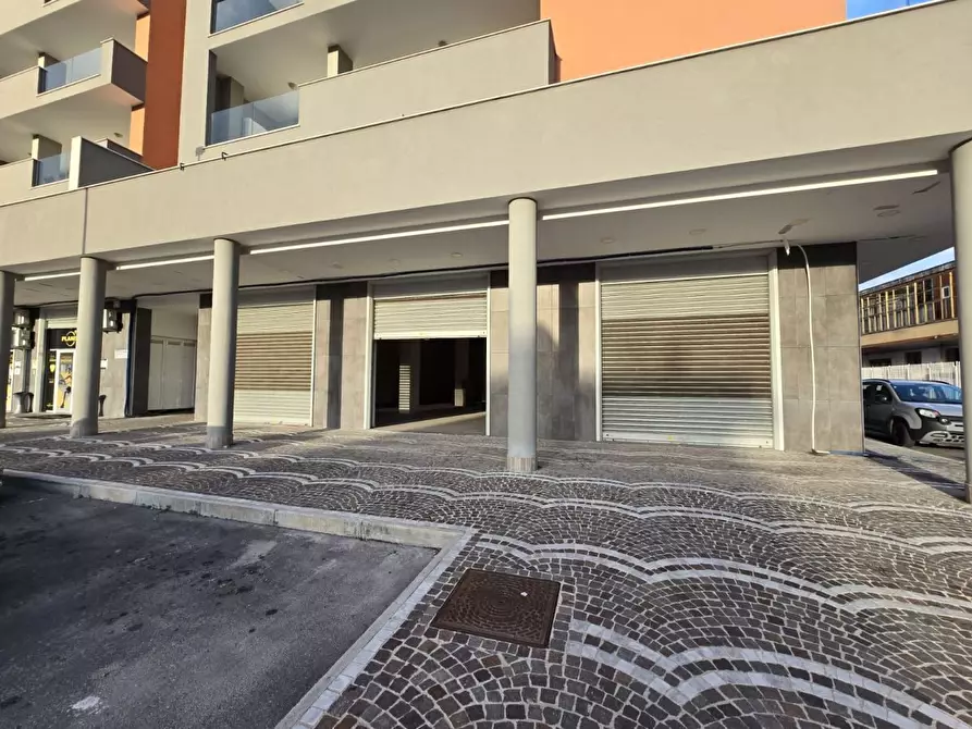 Immagine 2 di Negozio in affitto  60 a Volla