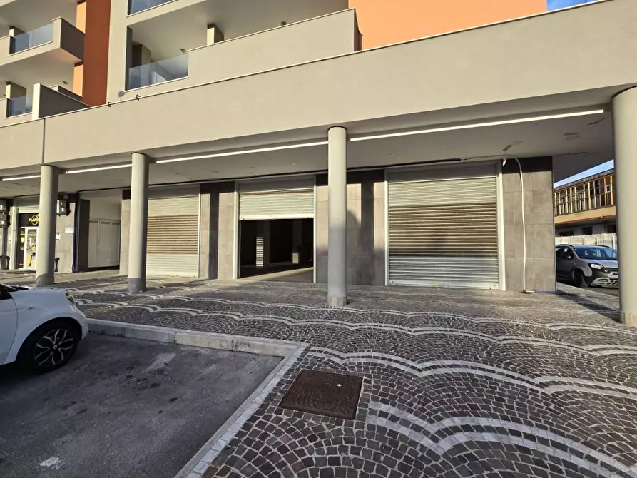 Immagine 1 di Negozio in affitto  60 a Volla