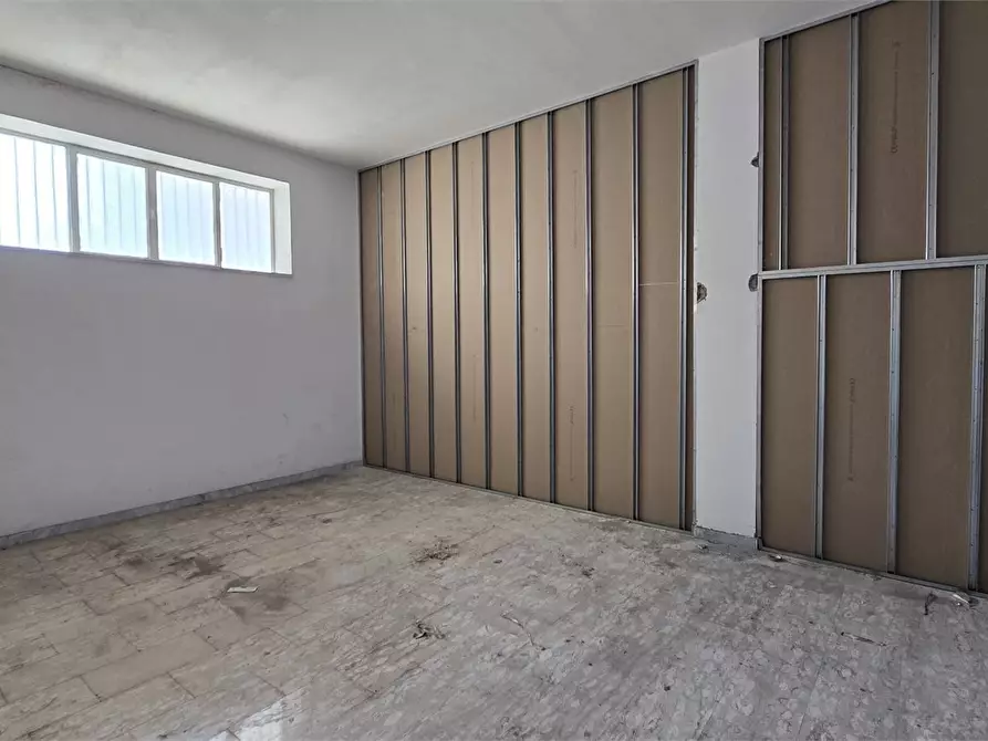 Immagine 8 di Negozio in vendita  a Casoria